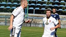 Fotbalisté Tasovic (v bílém) prohráli v sobotu na hřišti Břeclavi 0:2. První branku dostali už v úvodní minutě. Foto: Jaroslav Kicl