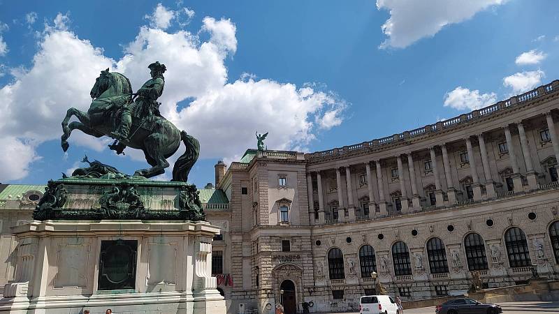 Z letního výletu do Vídně. Heldenplatz, náměstí Hrdinů, v Hofburgu.