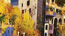 Z letního výletu do Vídně. U Hundertwasserova domu.