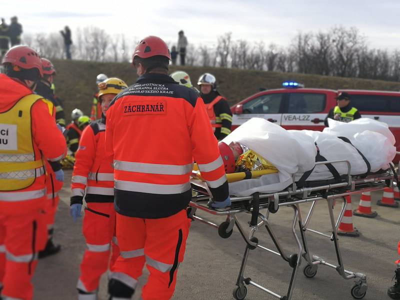 K simulované dopravní nehodě využili záchranáři léta nevyužívanou část stavby budoucího obchvatu Znojma.