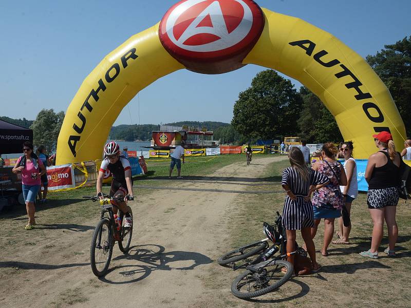 Už po třinácté vyrazily v sobotu desítky cyklistů na trasu Lahofer Cupu kolem Vranovské přehrady.