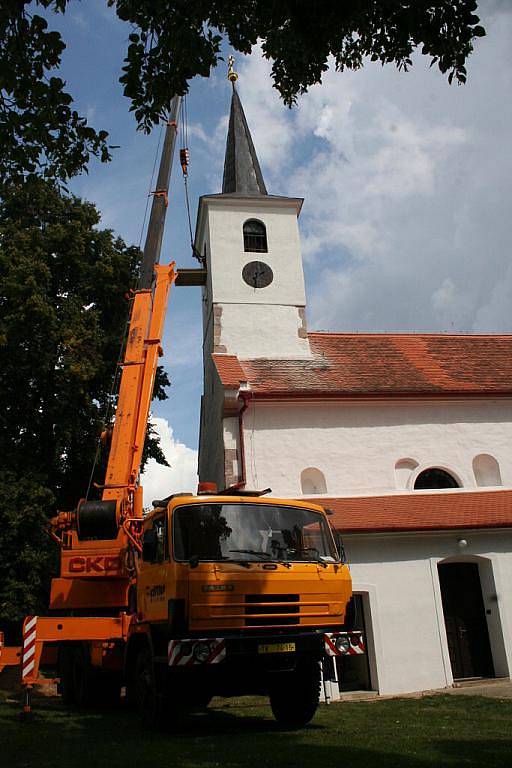 Sundávání poškozených zvonů z věže kostela v Horních Dubňanech. 