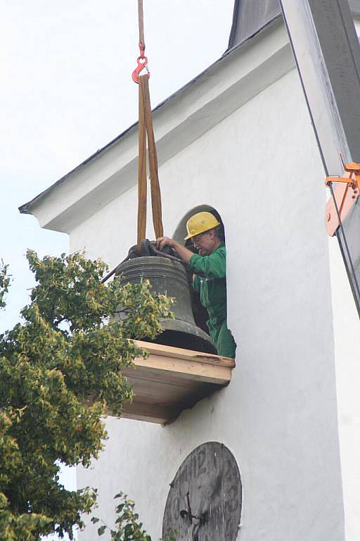 Sundávání poškozených zvonů z věže kostela v Horních Dubňanech. 