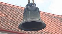 Sundávání poškozených zvonů z věže kostela v Horních Dubňanech. 
