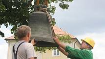 Sundávání poškozených zvonů z věže kostela v Horních Dubňanech. 