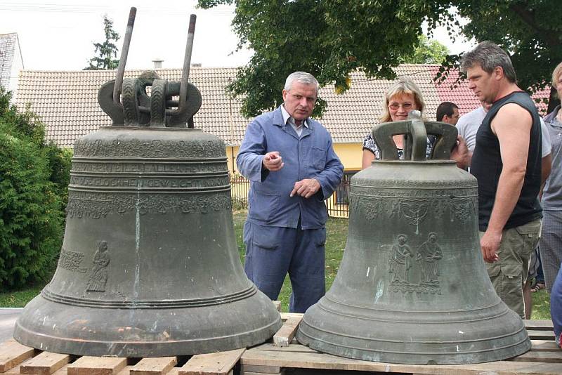 Sundávání poškozených zvonů z věže kostela v Horních Dubňanech. 