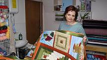 Jitka Kubíková provozující šicí techniku zvanou patchwork