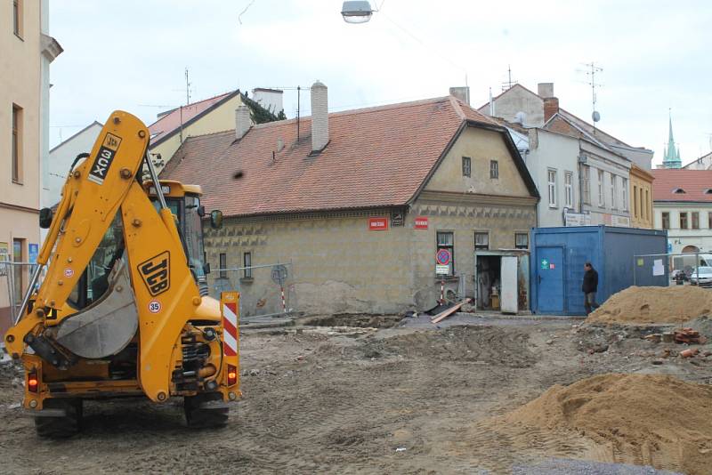 Znojemští archeologové v čele s Davidem Humpolou objevili u Velké Michalské ve Znojmě historickou podzemní cisternu na vodu z 15. či 16. století. Hloubka je nejméně deset metrů.