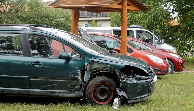 Na samém okraji vesnice, v křižovatce mezi Velkým Karlovem, Dyjákovicemi a silnicí do Šanova, se v úterý hodinu po poledni srazila dvě osobní auta.