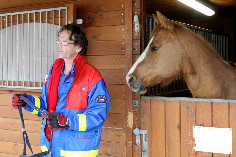 Dobrovolní hasiči z Černína a jejich kolegové měli unikátní cvičení. Profesionální záchranář Tomáš Förchtgott jim ukazoval, zak zachraňovat koně z hořících stájí.