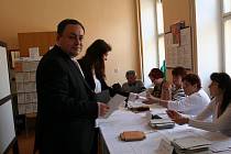 Ve Znojmě volil hned po otevření místností i jihomoravský lídr Strany práv občanů – Zemanovci Marian Keremidský.