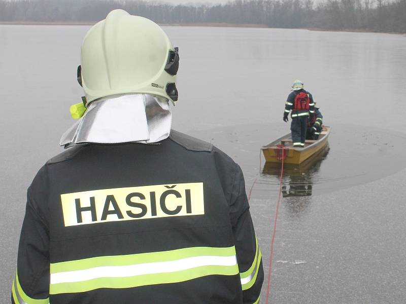 Moravskokrumlovští hasiči cvičili záchranu tonoucího, kterého neudržel příliš tenký led na rybníku.