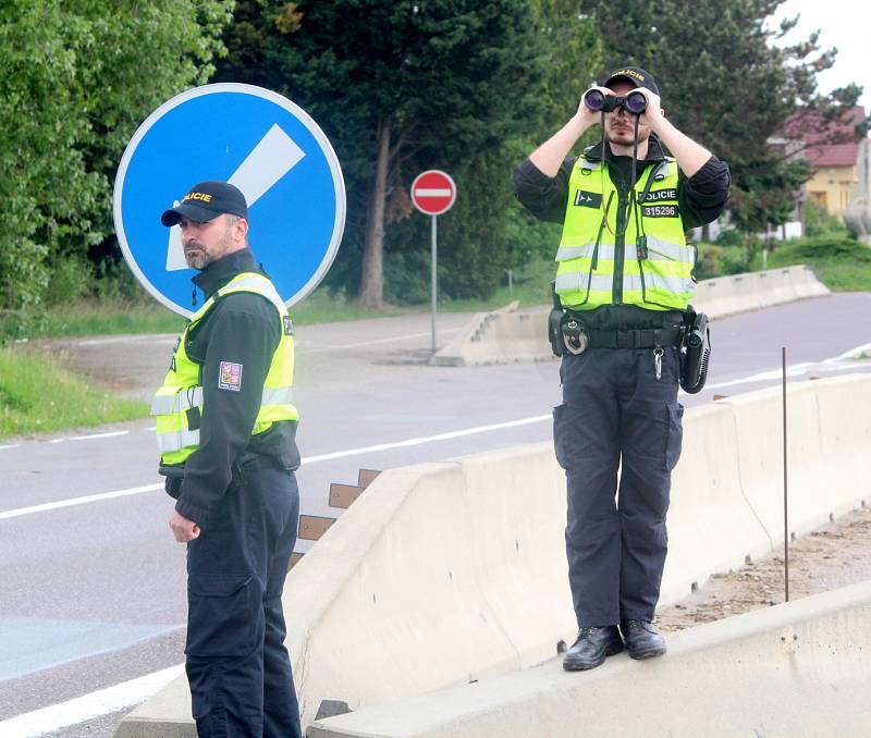 Čeští policisté společně s rakouskými kolegy kontrolovali v Hatích kamiony. Důsledně. Auta prošla i technickou kontrolu díky rakouské mobilní STK.