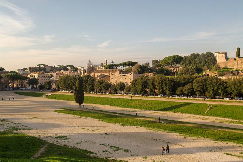 Pohled z Velkého cirku směrem k dalšími římskému pahorku, Kapitolinu.