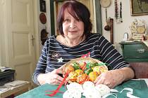 Olga Filová ze Znojma se věnuje osmačtyřicet let výrobě kraslic. Dnes už je dělá hlavně pro přátele.