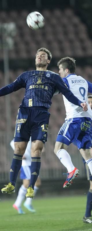 Znojemští fotbalisté (v bílém) porazili v Brně Olomouc 2:1.