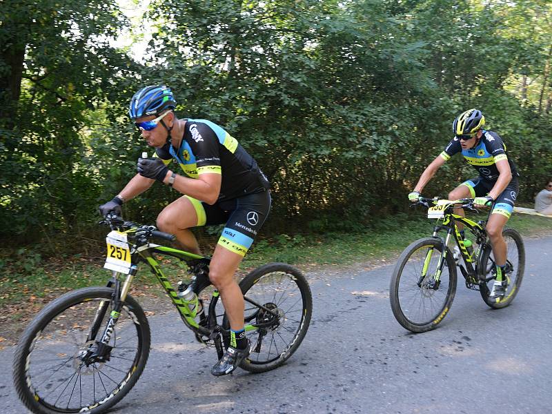 Už po třinácté vyrazily v sobotu desítky cyklistů na trasu Lahofer Cupu kolem Vranovské přehrady.