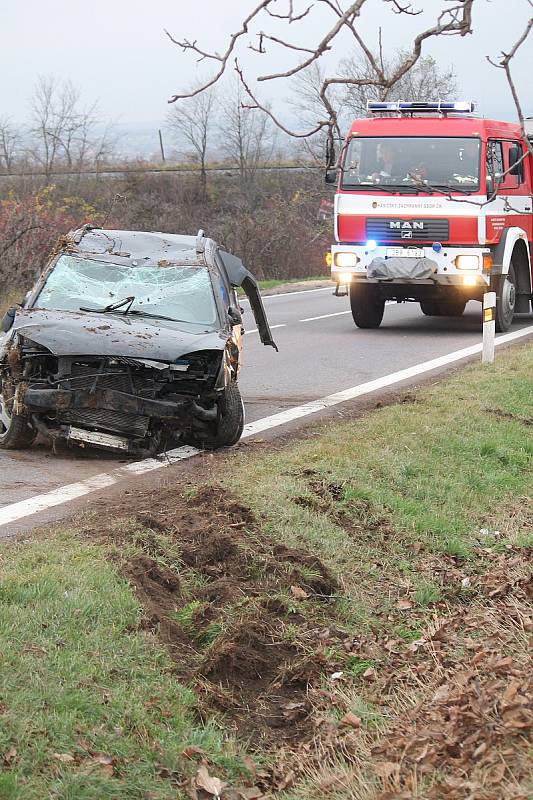 Auto skončilo po nehodě u Dobšic na střeše mimo silnici, dopravit jej zpět na vozovku a připravit k odtažení museli hasiči se svojí technikou.