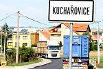 Kvůli uzavírce ve Znojmě si nejen kamiony našly novou objízdnou trasu - vede přes Kuchařovice.
