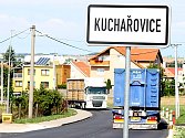 Kvůli uzavírce ve Znojmě si nejen kamiony našly novou objízdnou trasu - vede přes Kuchařovice.