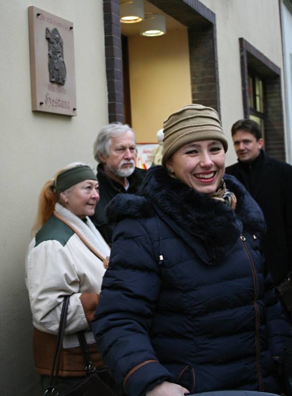 Odhalili pamětní desku sládku Hostanovi. Zástupci znojemského Okrašlovacího spolku a Jana Pikardová za velký pivovarnický koncern. 