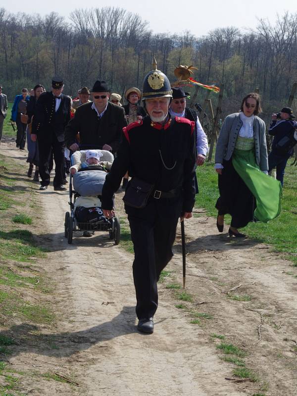 Slavnostní otevření naučné stezky Hroznové kozy ve Vrbovci přilákalo několik stovek návštěvníků.