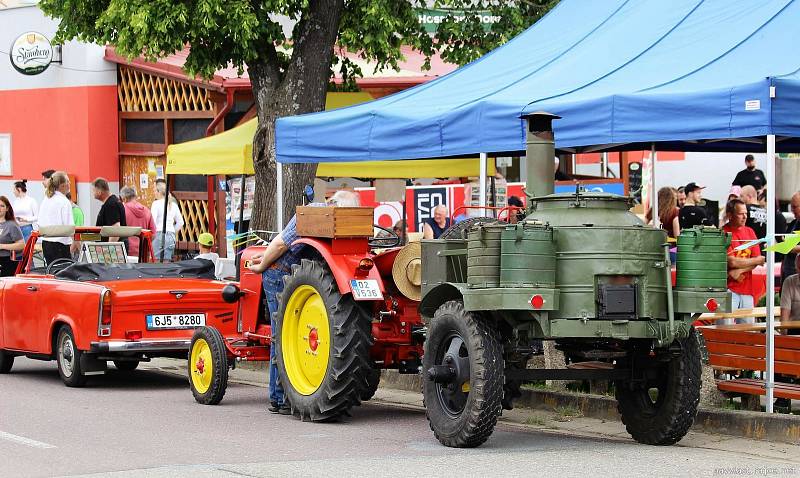 Do Dobelic se už potřetí sjeli milovníci veteránů na dvou i čtyřech kolech.