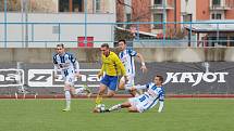 První dějství skončilo pro hráče 1. SC (v bílém) i Fastavu 1:1. Vítězný gól na 2:1 pro Znojmo vstřelil Moravec.