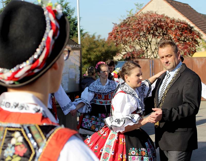 V nádherném slunečném podzimním dopoledni zvala krojovaná chasa obyvatele příhraničního Hrádku na Znojemsku na večerní zábavu v tamním kulturním domě. Hrádečtí měli své hody již po pětačtyřicáté.