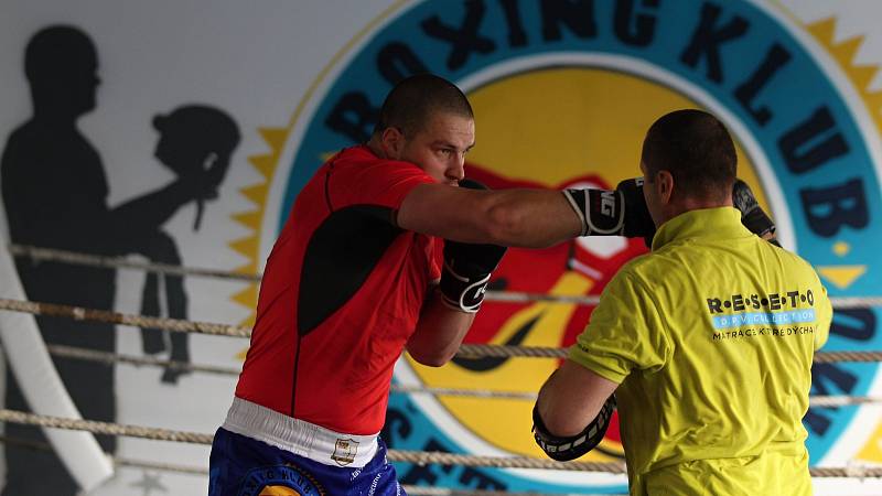 Boxer supertěžké váhy Dominik Musil se připravuje ve znojemské boxárně v areálu zimního stadionu pod vedením trenéra Miroslava Jánského.