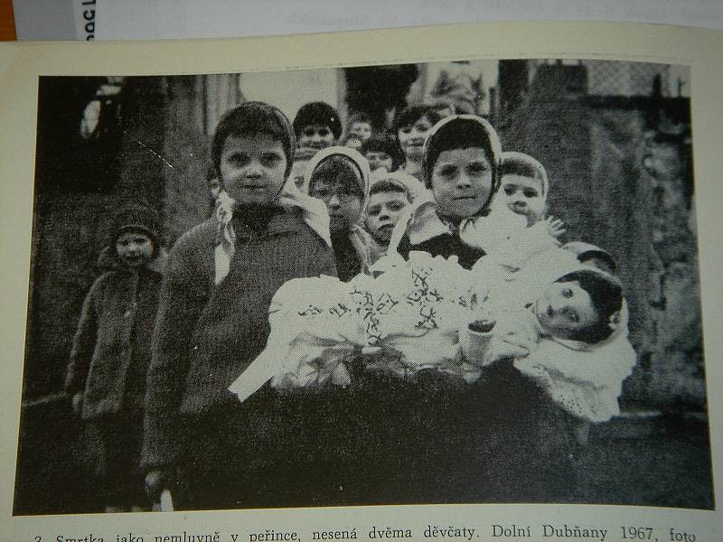 K předvelikonočním tradicícm patří zvyky spojené se Smrtnou neděli. Na snímku smrolkový průvod v Dolních Dubňanech v roce 1967.