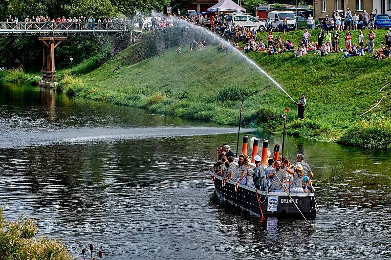 Poslední prázdninová neděle patřila na Dyji pod znojemskou přehradou tradiční neckyádě.