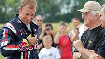 Martin Šonka, pilot světové série Red Bull Air Race, člen reprezentace České republiky v letecké akrobacii kategorie unlimited a vojenský pilot letounu JAS-39 Gripen předvedl své umění na 4. sletu ULL na Letišti Znojmo blízko Nového Šaldorfu.