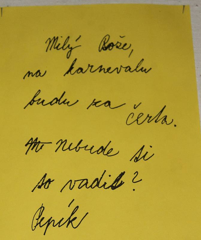 Vzkazy dětí Pánu Bohu vystavuje v Mikulášském kostele ve Znojmě děkan Jindřich Bartoš.