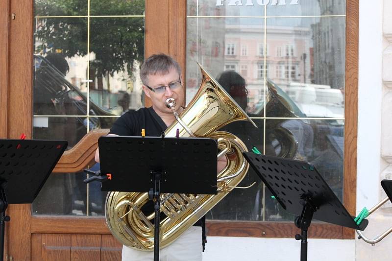 Hudbou v ulicích odstartoval v pátek ve Znojmě sedmnáctidenní hudební maraton. 
