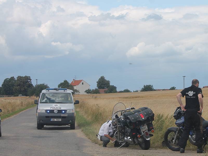 Odpolední srážka dvou motorkářů, kteří jeli v koloně s dalšími, dopadla bez větších zranění.