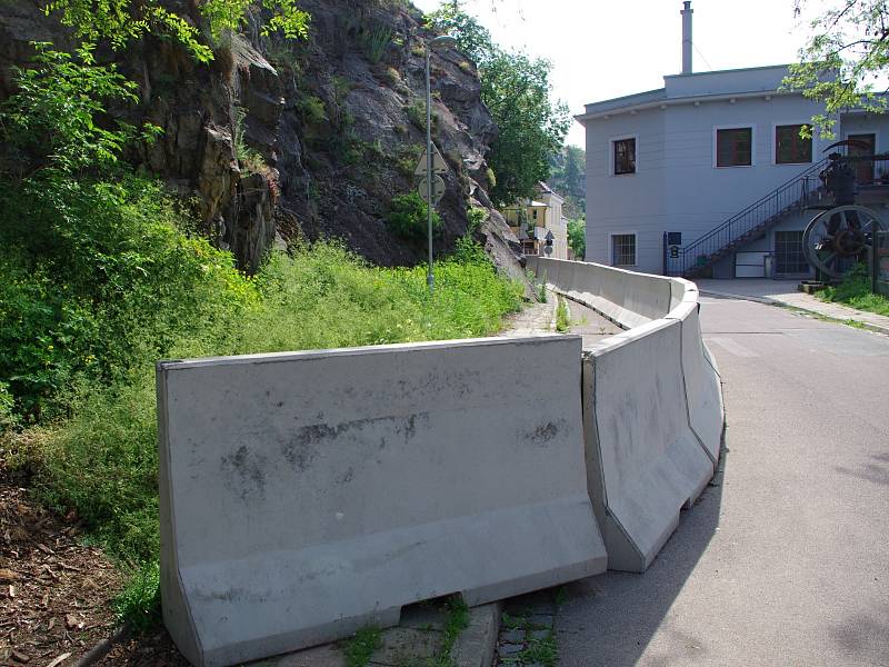 Na padajcí kameny ze skály v ulici U Obří hlavy upozorňují nyní značky a bariéry. V létě by skálu měli odborníci zajistit a opatřit sítěmi. Dodavatele nyní město vybírá.