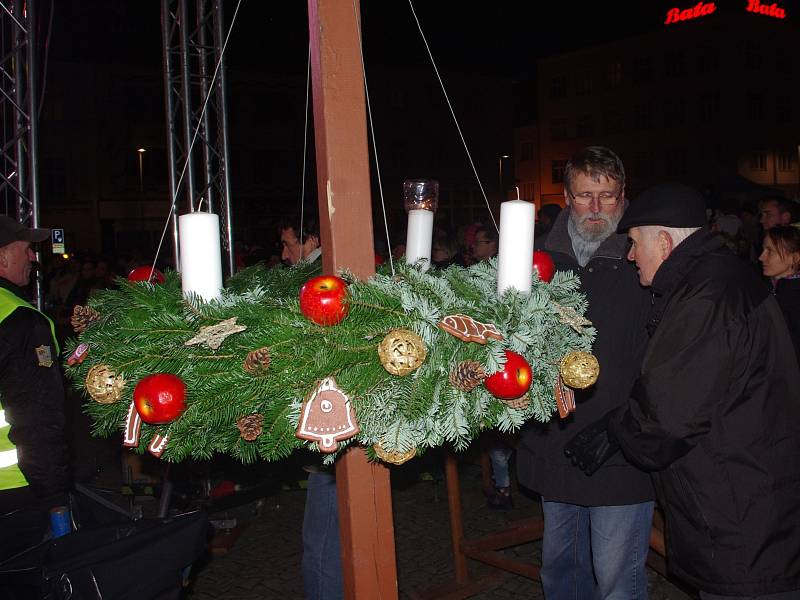 Rozsvícením vánočního stromu a požehnáním adventního věnce začal v neděli program znojemského adventu.