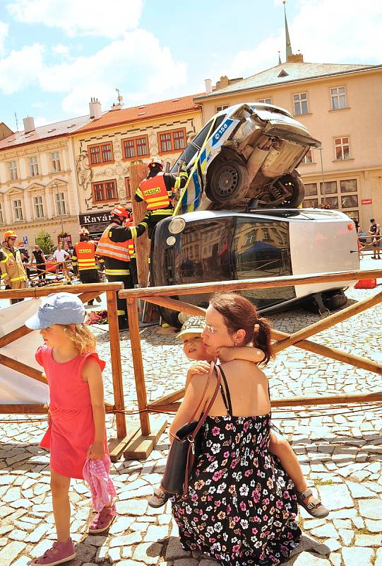 Krajská soutěž hasičů ve vyprošťování osob z havarovaných vozidel se uskutečnila v centru Znojma.