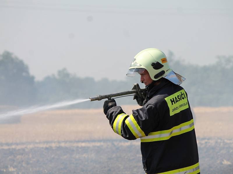 Na strništi u Břežan hasiči likvidovali požár několika desítek balíků slámy.
