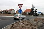 Nebezpečnou křižovatku v Polánce nahradil kruhový objezd.