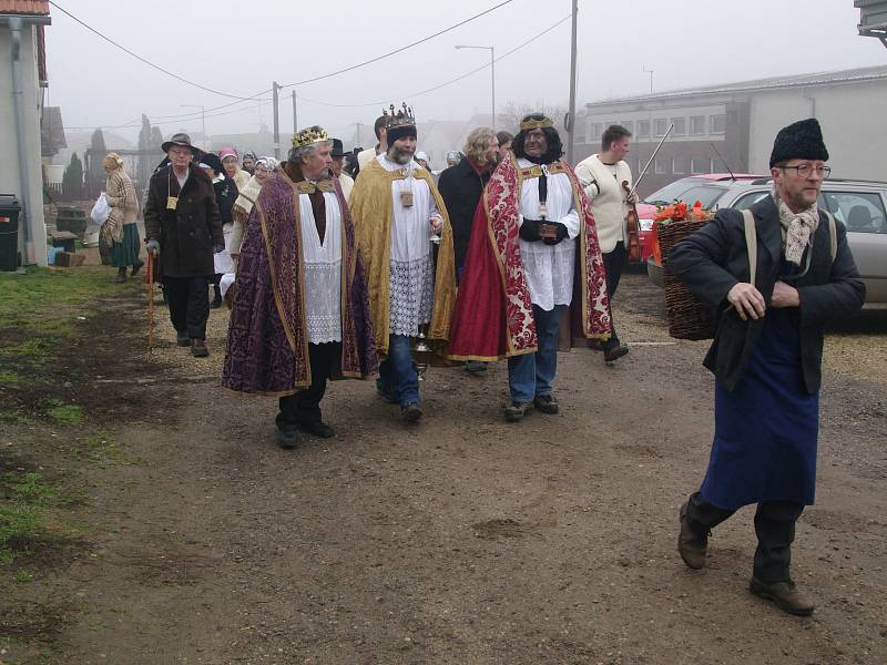Členové Spolku přátel Hroznové kozy vyrazili na tradiční hotařskou koledu do Nového Šaldorfu.