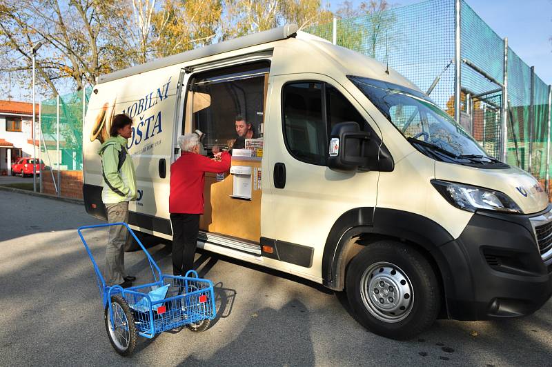 Mobilní pošta zajíždí nově do Tvořihráze na Znojemsku. Jedenkrát týdně na necelou hodinu.