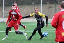 Fotbalisté divizních Tasovic (v černém) prohráli v sobotu předposlední přípravný zápas s Velkým Meziříčím 3:3.