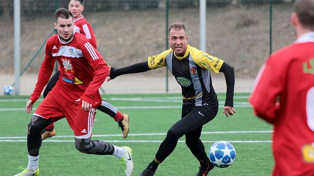 Fotbalisté divizních Tasovic (v černém) prohráli v sobotu předposlední přípravný zápas s Velkým Meziříčím 3:3.