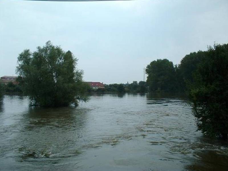 Povodně v roce 2002 u Hevlína na Znojemsku.