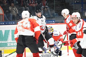 Znojemští hokejoví Orli (bílí) porazili v šestém kole druhé ligy tým Vyškova 7:0.