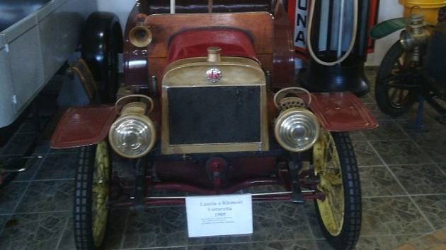Do sbírky stovek motoristických veteránů v Muzeu motorismu ve Znojmě přibyl další unikát. Automobil Laurin a Klement Voituretta vyrobený v roce 1905.