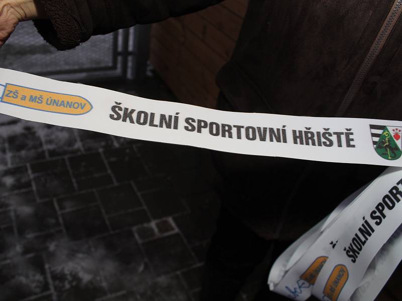 Únanovští školáci mají nové hřiště s umělým povrchem. Hned vedle školy. 20.11. jej slavnostně otevřeli zástupci obce, stavební firmy i veřejnost.