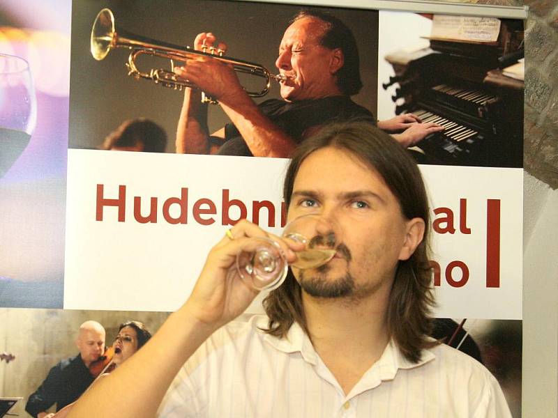 Odborná komise, složená mimo jiné třeba z profesionálního sommeliéra Michala Šetka či předsedy Sdružení VOC Znojmo Františka Koudely, hodnotila vína, která se budou prezentovat při koncertech letošního ročníku Hudebního festivalu Znojmo 2011.